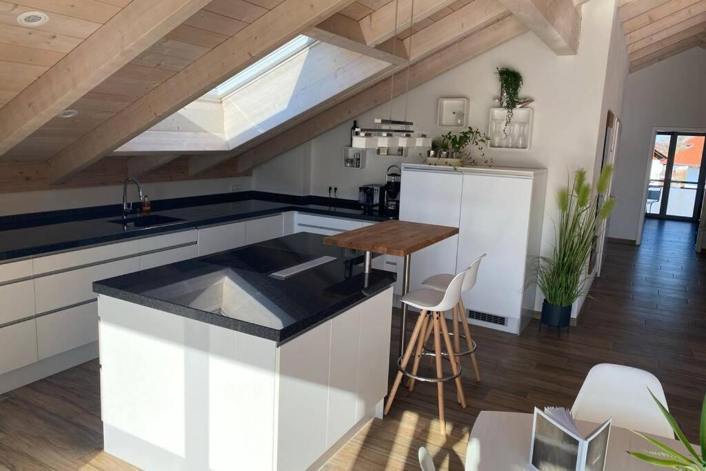 Lichtdurchflutete Wohnung Mit Grosser Dachterrasse Bruckmuhl Exterior photo